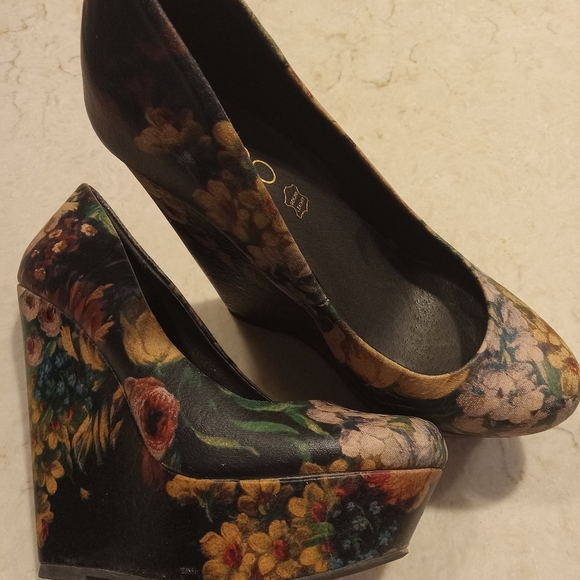 Aldo Floral Leather Wedge - Picture 1 of 3